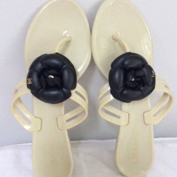 🌟🌸HOST PICK 🌟🌸 CHANEL Camellia Jelly Sandals 40 Ivory Black - Picture 2 of 7